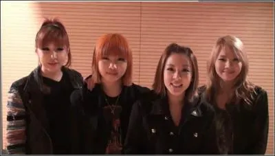 Qui est la chanteuse secondaire du groupe ?