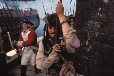 Quadrilogie dont le premier film est sorti en 2003, ralis par Gore Verbinski. Depp joue le rle de Jack Sparrow, un capitaine loufoque qui n'est pas pour autant un abruti.