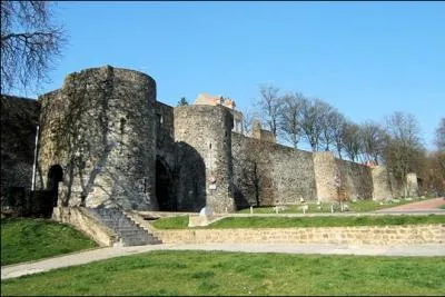 En quelle anne s'empare-t-il de Boulogne ?