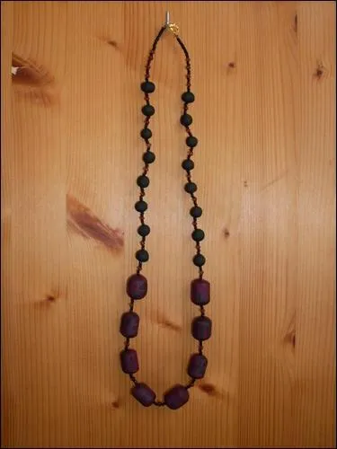 Quel prnom dsigne  la fois un bijou fminin port autour du cou et une planche  repasser les petites pices ?