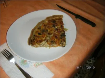 Je viens d'Alsace, je suis garnie de crme, d'oignons, de lardons. Je suis une tarte et je m'appelle la :