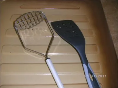 Voici des ustensiles de cuisine. Un seul n'existe pas. Lequel ?