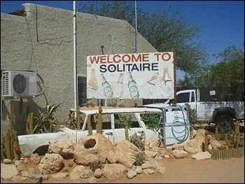 Solitaire est une petite localit de Namibie o l'on trouve un bureau de poste et un seul magasin. Quels sont les pays limitrophes  la Namibie ?