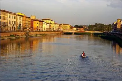 L'Arno est un fleuve de Toscane long d'un peu plus de 240 km. Il se jette dans la mer de Ligure au nord de Livourne. Il arrose Florence et ...