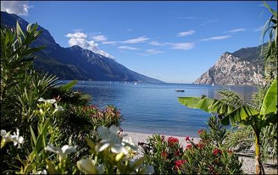 D'une superficie de prs de 370 km le plus grand lac italien est situ  mi-chemin entre Milan et Venise. C'est le lac de ...