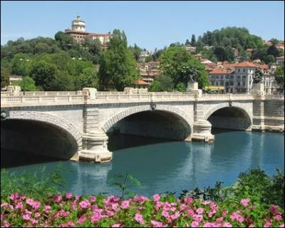 Le plus long fleuve d'Italie est le P. Il prend sa source au pied du Mont Viso dans le Pimont, et aprs un parcours de plus de 600 km il se jette dans la mer ...