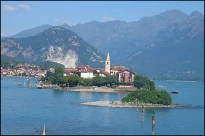 Le lac Majeur s'tend sur un peu plus de 60 km et se partage entre l'Italie et la Suisse. Une dizaine d'les le parsment. Les plus clbres sont les les :