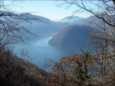Ce lac, partag entre la Suisse et l'Italie, fait partie des Sept lacs de la province de Varse. Il tient son nom d'une ville suisse se trouvant sur sa rive nord. C'est le lac de ...