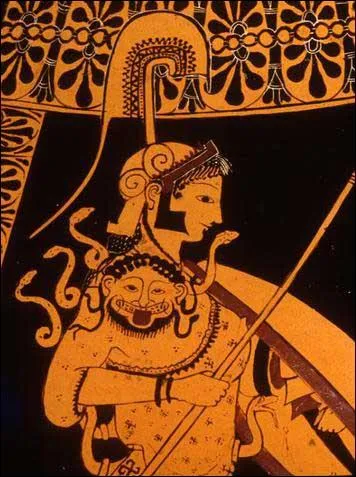 Quelle tte est accroche au cou d'Athna ?