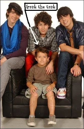 Comment s'appelle leur petit frre ?