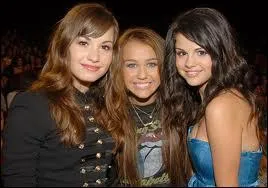 Qui est la fille  gauche de Miley Cyrus ?