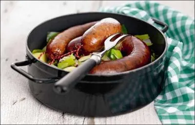 Quel est ce plat, trs connu en Suisse,  base de poireaux et de pommes de terre, parfois agrment de crme, de vin blanc (ou vinaigre) gnralement servi avec de la saucisse aux choux ou au foie.