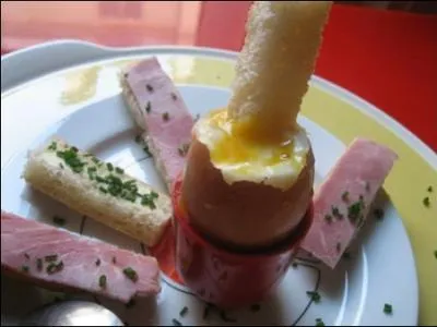 Avec quoi mange - t - on parfois des ufs  la coque ? des...