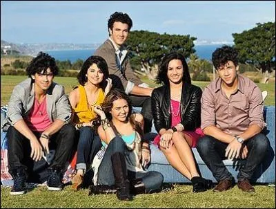 Comment s'appelle la chanson qu'elle a faite avec Miley Cyrus, Demi Lovato et les Jonas Brothers ?