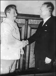 Comment s'appelle le chef de la diplomatie allemande signataire des accords de Munich et du pacte de non-agression germano-sovitique ?