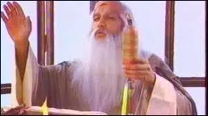 ''Fort Boyaux'' : Pour récupérer la clé, que fait Bernard Campan au Père Fouras (Pascal Légitimus) ?