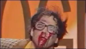 ''Questions pour du pognon'' : Le malheureux candidat manchot (Didier Bourdon) perdra à la fin sur une question sur Victor Hugo. Quelle est la première question du jeu ?