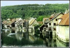 Quelle est la ville natale de Gustave Courbet, surnommée 'la petite Venise Comtoise' ?