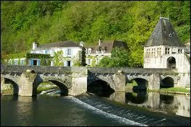 Quelle ville prétend au surnom de 'Venise du Périgord' ?