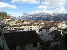 On parle de la noix de Grenoble, mais quelle est la ville isroise considre comme la vritable capitale de la noix ?