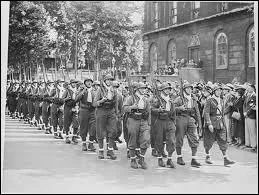 De Gaulle dirige depuis l'Angleterre une unit de volontaires franais qui veulent continuer la lutte aux cts des allis. Quel est son nom ?