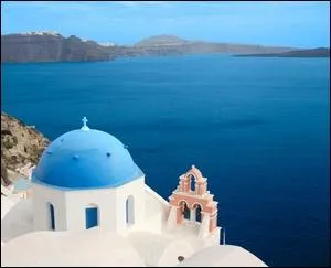 D'innombrables les parsment la mer Ege. A quel archipel appartiennent Santorin, Ios et Mykonos qui attirent chaque anne des milliers de touristes ?