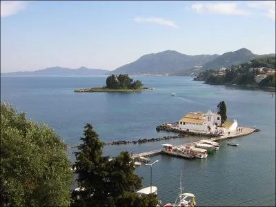Environ 9000 les ou lots font partie du territoire grec. L'le de Corfou, d'une superficie d'environ 600 km, est la plus clbre des les ioniennes. Quelle en est la ville principale ?