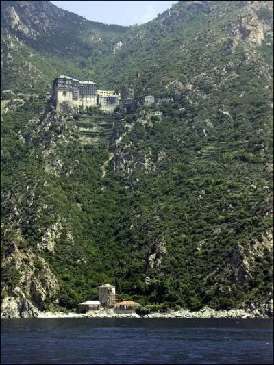 Au Nord-Est de la Grce, quel est le nom de la montagne o 'aucune crature femelle n'est admise', et qui abrite 20 monastres orthodoxes tablis l depuis le Xe sicle ?