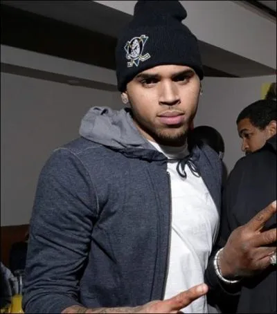 Comment s'appelle le danseur qui joue Chris Brown dans son propre clip 'Oh My Love' ?