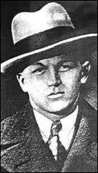 Qui tait surnomm 'Baby Face' (face de bb), par les gens derrire son dos, ce qui le mettait en rage ? Il aurait aim se faire appeler 'Big George' alors qu'il mesurait 1, 56 m.