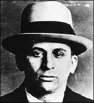 Qui tait surnomm 'Mastermind of the mob' (le cerveau de la mafia), en raison de son intelligence et de sa gestion de la comptabilit de la Mafia ?