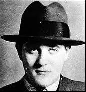 Qui tait surnomm 'Bugsy' (le dingue) car il tait cruel avec ses ennemis et sducteur avec les femmes ? C'tait un grand ami de Meyer Lansky avec lequel il fonda un gang.