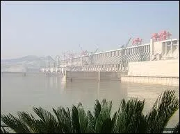 A quel endroit le barrage des Trois-Gorges est-il construit ?