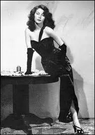 Quel homme la poursuivra de ses assiduits sans succs, allant jusqu' la faire suivre, l'espionner, la couvrir de cadeaux et avec lequel elle finira par se battre ? (elle l'enverra  l'hpital ! )