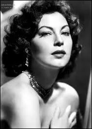 Dans quel film tourne- t-elle avec Humphrey Bogart ?