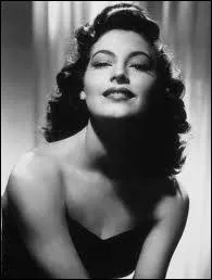 Elle se fit connatre grce  sa soeur ane qui tait marie avec un photographe, celui-ci bloui par la beaut d'Ava, fit des photos d'elle qu'il publia ensuite. Comment Ava appelait sa soeur ?