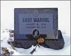 Il dcdera en 1987. A la surprise gnrale, qu'a-t-on trouv dans son appartement ?