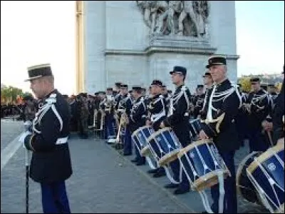 ''Quiconque trouve du plaisir à marcher en rangs serrés au son de la musique est pour moi un objet de mépris. Il a reçu son cerveau par mégarde puisque la moëlle épinière lui aurait suffi.''
