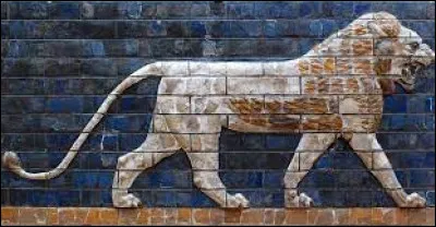Le lion, tel que celui représenté en bas-relief sur la porte d'Ishtar, est l'animal symbole de Babylone. Laquelle de ces statues de lion est considérée aujourd'hui comme le symbole de Babylone et le symbole national de l'Irak ?