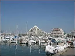 Quelle est cette ville possdant un parc aquatique nomme Espace Grand bleu ?
