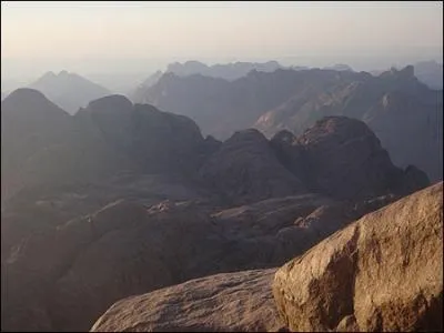 Le plus haut sommet d'Egypte culmine  2642m, dans la pninsule du Sina. La lgende dit que des anges y auraient dpos le corps d'une martyre au IVe sicle, dont le sommet porte le nom. C'est :