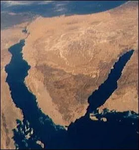 Quelle est la particularit gographique de la pninsule du Sina ?