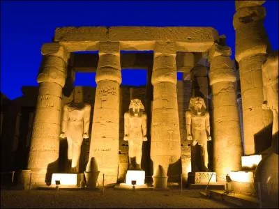 Sur la rive droite du Nil Louxor est un haut-lieu du tourisme gyptien. C'est de son temple que provient l'oblisque de la place de la Concorde  Paris. Quel tait le nom de Louxor dans l'Antiquit ?