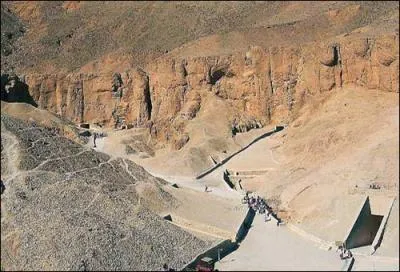 Une soixantaine de tombeaux de pharaons, dont ceux de Ramss II et de Toutankhamon, ont t dcouverts  l'ouest du Nil, dans une valle de la chane Libyque. Comment nomme-t-on cet endroit ?