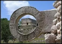 Chez ce peuple il existait un jeu sacr. Il s'agissait d'un jeu de pelote o deux quipes s'affrontaient pour passer une balle dans un anneau en pierre; il s'agit des :