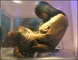 En 1995, on a retrouv la momie d'une petite fille sacrifie ('Juanita') ensevelie sur les pentes d'un volcan. A quel peuple appartenait-elle ?