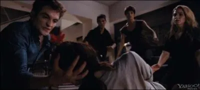 Qu'est-ce que Bella se casse en voulant rattraper le gobelet ?