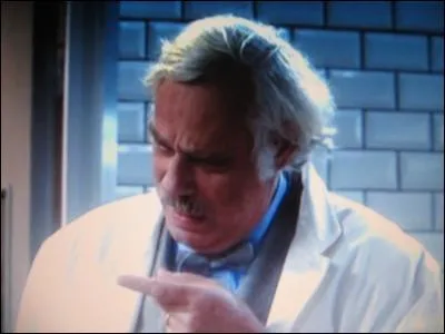 Le professeur de l'hpital s'appelle Maximilien ... .