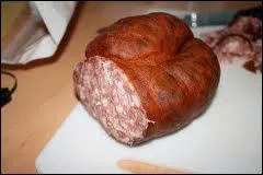 De quel pays est originaire la charcuterie faite  base de porc et de lard, appele 'Boutefas' ?