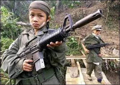 ''Étendu, noyé de poussière, un enfant fixe le néant / Le front humide entouré d'un turban / Qui dit que Dieu est grand... Petit homme mort au combat / Ivre de prières / Quel dieu a pu vouloir ça''